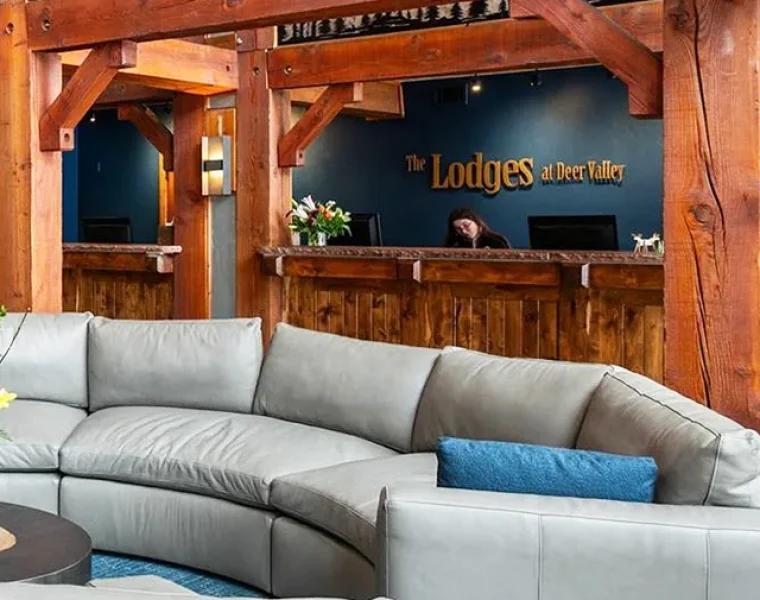 lodges-at-deer-valley-common-space-lobby-couches
