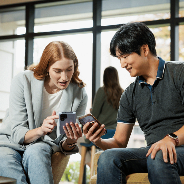 woman-man-with-della-app-on-phone